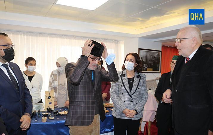 Kalpak hediye ederken