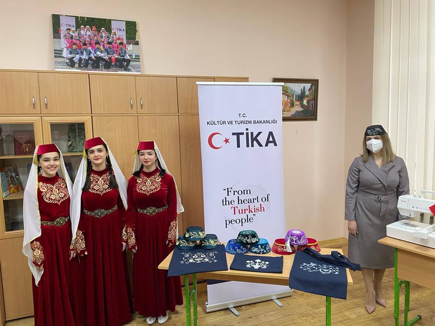 Kızlar ve nakışlar